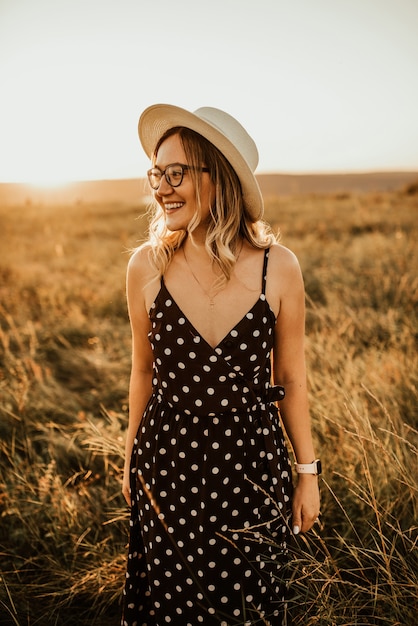 femme vêtue d'une robe à pois