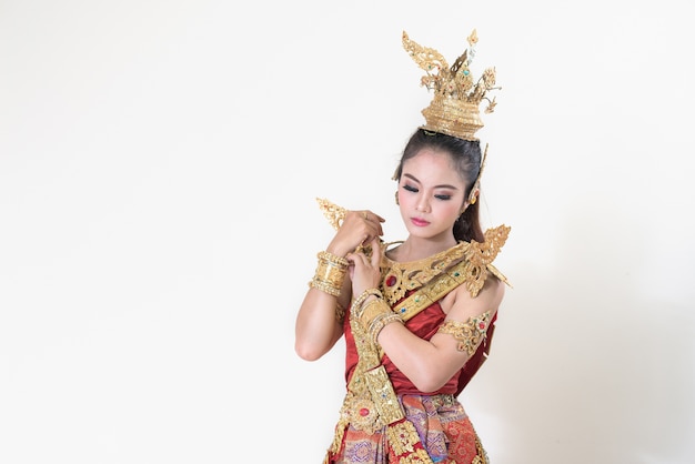 femme vêtue d&#39;une robe thaïe typique avec style thaï