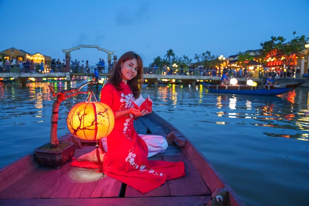 Belle Femme Au Chapeau De Port De Robe Jaune Lumineuse Avec Un Arc Noir Sur  Le Bateau Local De Longue Queue De Krabi Voyageant Au Image stock - Image  du extérieur, côte