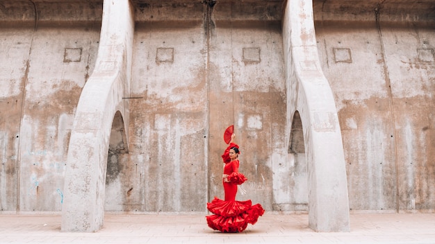 Femme vêtue de rouge danse flamenco à Malaga