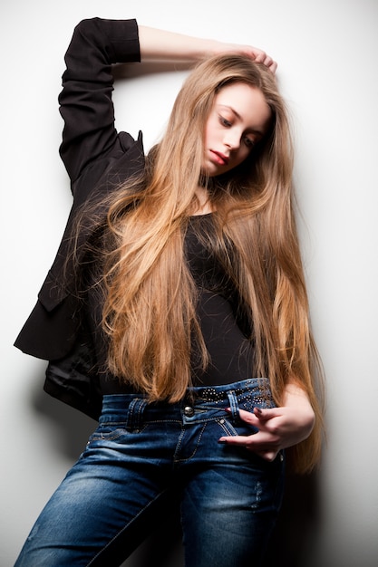 Femme vêtue d'une veste noire et de longs cheveux