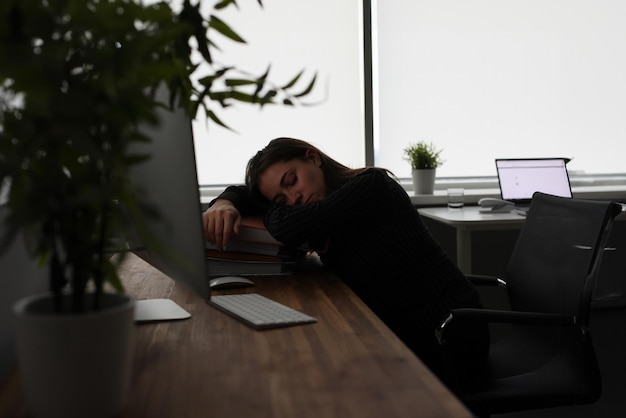 La femme veut rentrer chez elle et vit au travail.