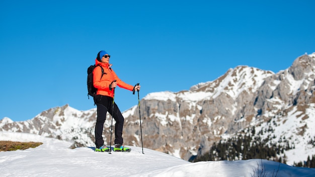 Une Femme Vient Seule à La Montagne