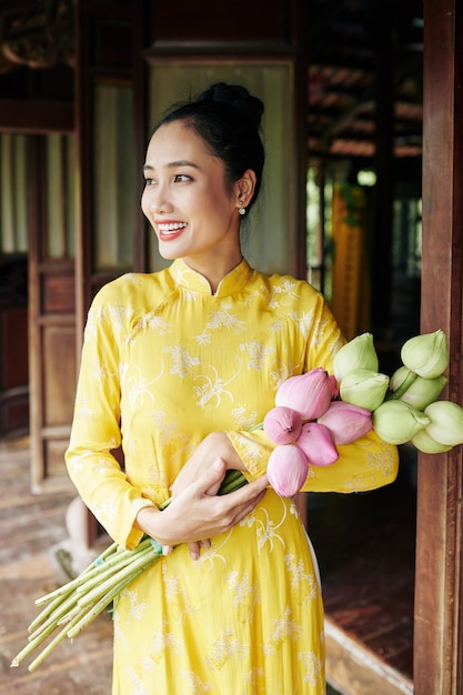 Femme vietnamienne avec de belles fleurs de lotus