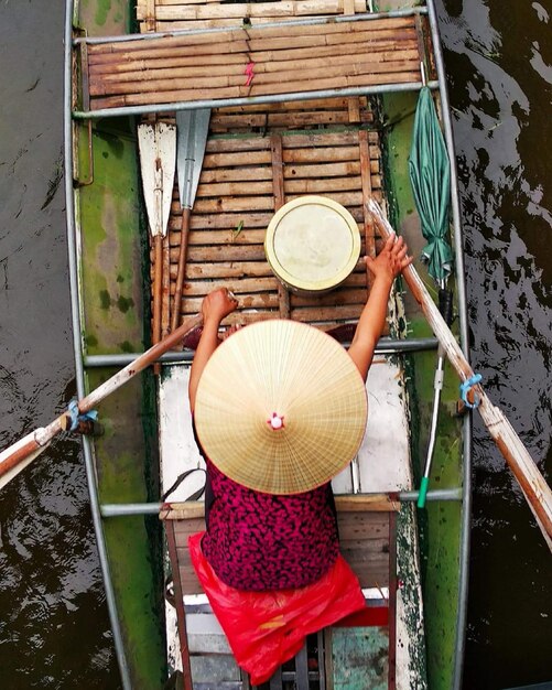 Photo une femme vietnamienne en croisière sur le mekong