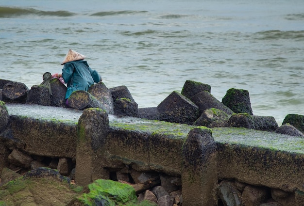 Photo femme vietnamienne à la pêche