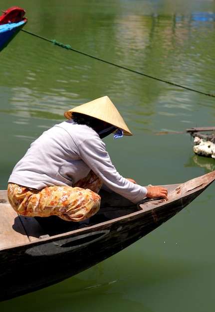 Femme vietnamienne portant un chapeau conique au delta du Mékong, fleuve Mékong, Vietnam
