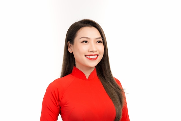 Femme vietnamienne en robe rouge ao dai sourire. Concept de bonne année lunaire