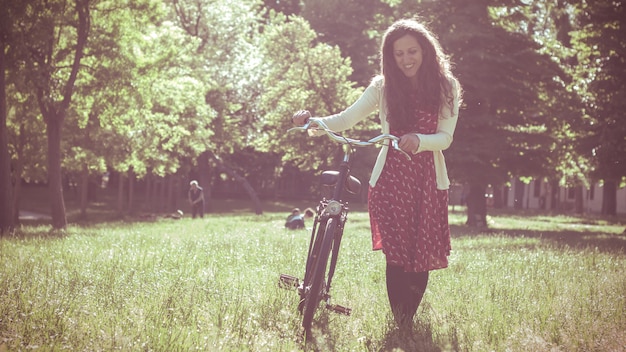 femme vintage hipster orientale avec vélo