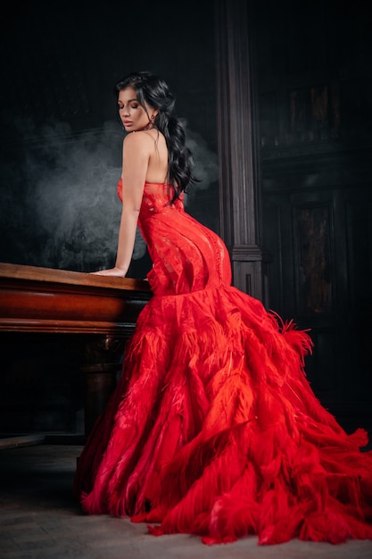 Photo femme vintage robe rouge vieux château belle princesse en robe séduisante élégante histoire de conte de fées femme caucasienne