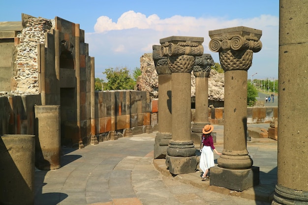 Femme visitant la cathédrale de Zvartnots dans la province d'Armavir en Arménie