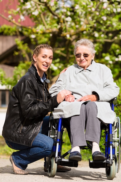 Femme Visitant Grand-mère En Maison De Retraite