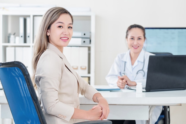 Femme visitant un médecin généraliste