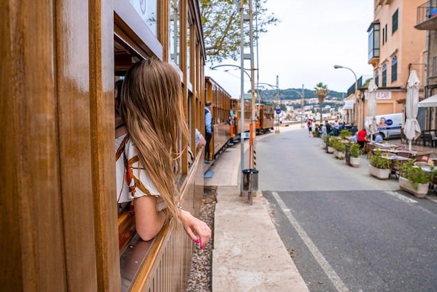 Femme visitant la vieille ville lors d'un voyage en tram vintage