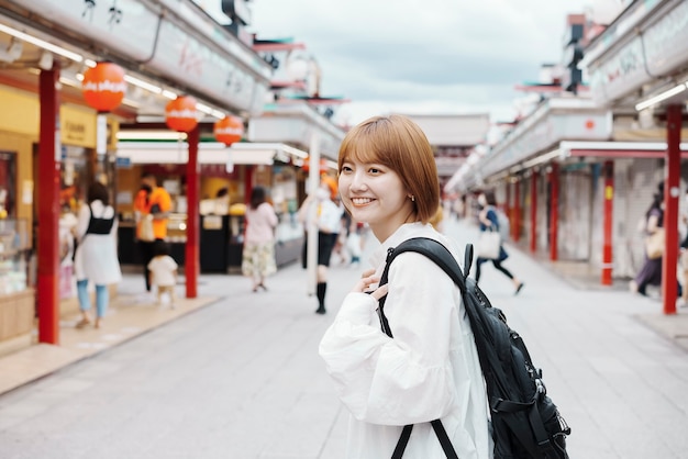 Une femme visite à Asakusa, une attraction touristique typique au Japon