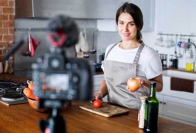 Femme vlogger enregistrant une émission de cuisine liée à la maison