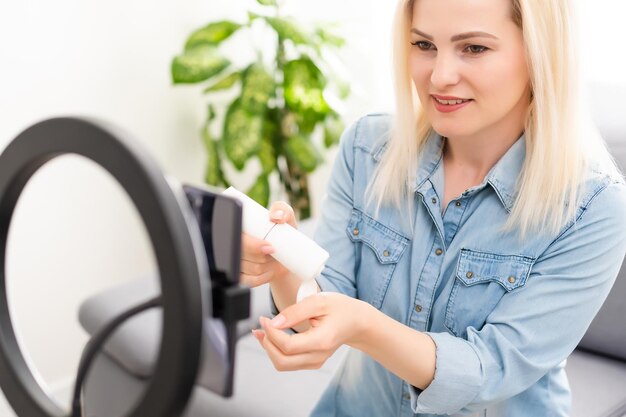 Femme Vlogger Enregistrement Diffusion À La Maison.