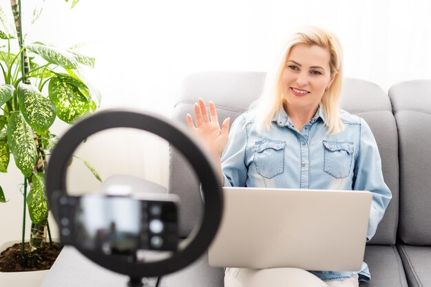 Femme Vlogger Enregistrement Diffusion À La Maison.