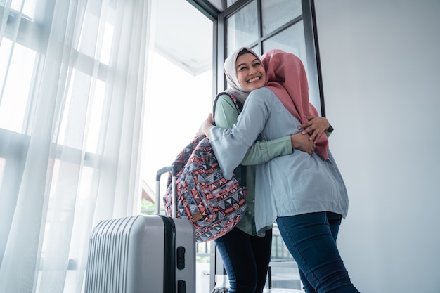 Photo une femme voilée embrasse sa sœur lorsqu'elle se rencontre à la porte de la maison