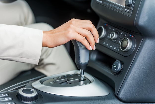 Femme en voiture. gros plan, de, femme, dans, formalwear, conduite voiture