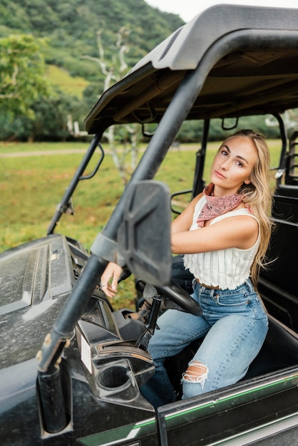 Photo femme en voiture jeep à hawaii