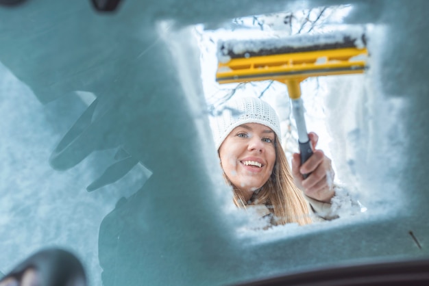 Femme voiture propre de neige vue de l&#39;intérieur