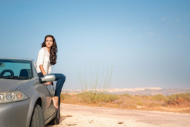 femme avec une voiture de sport