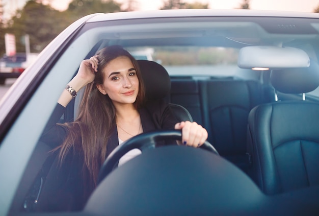 Femme en voiture