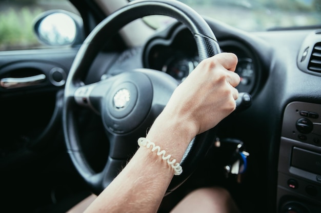 La femme de volant de voiture de sport conduit