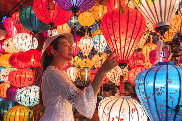 Femme de voyage choisissant des lanternes à Hoi An, Vietnam