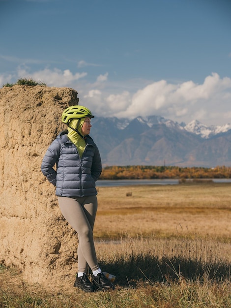 La femme voyage en cyclotourisme en terrain mixte avec bikepacking. Le voyage du voyageur avec des sacoches de vélo. Bikepacking de tourisme sportif.