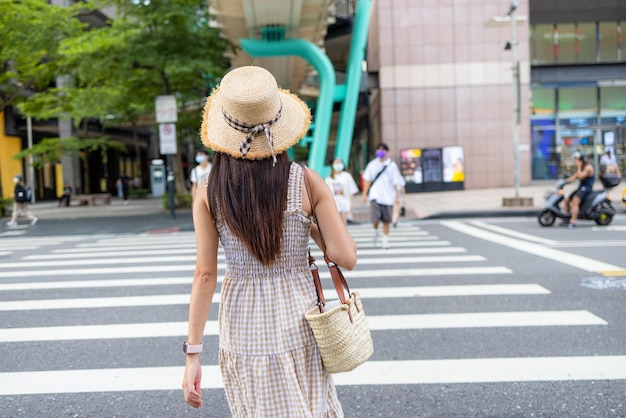 Femme de voyage dans le district de Xinyi de la ville de Taipei