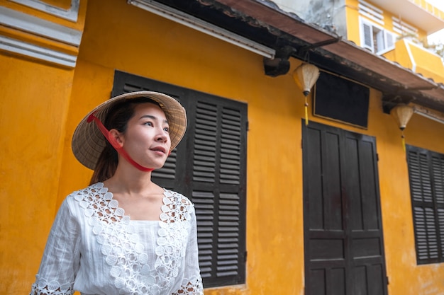 Femme de voyage dans les rues de Hoi An, Vietnam