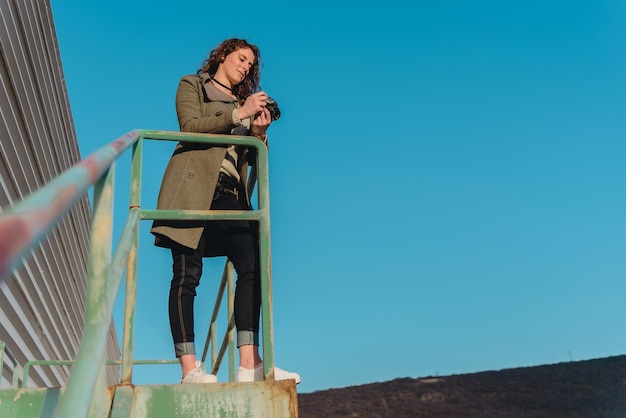 Photo une femme en voyage prend des photos de la ville. femme avec un appareil photo. photographe de femmes