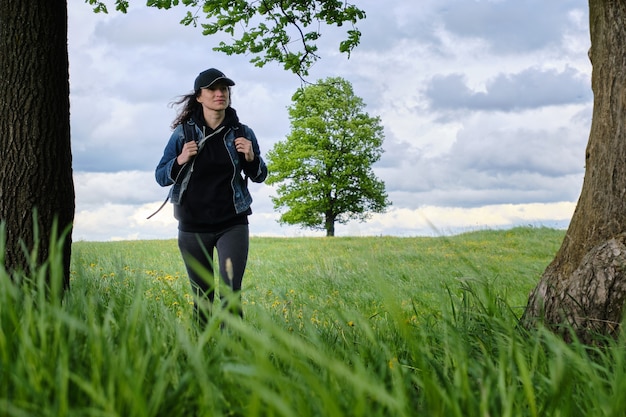 Une femme voyage seule dans la nature