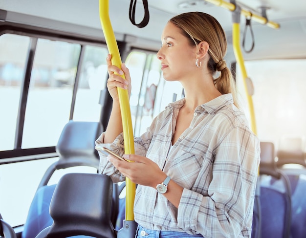 Une femme voyage avec un smartphone dans le transport en bus, consultez le site Web des médias sociaux ou Internet pour obtenir des informations sur la ville