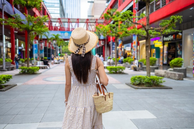 Femme de voyage va faire du shopping dans la ville de Taipei