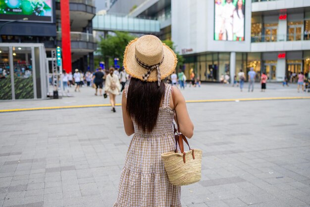 Femme de voyage va faire du shopping dans la ville de Taipei