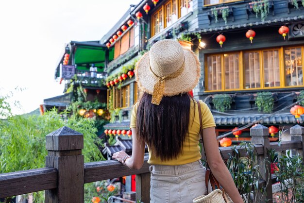 Photo une femme de voyage visite jiufen à taïwan