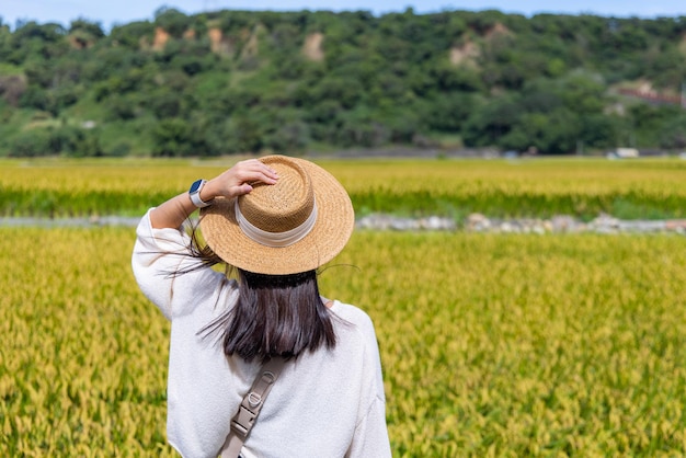 Une femme de voyage visite la rizière à la campagne