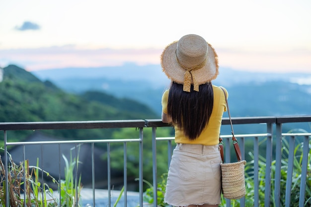 Une femme de voyage visite le village de Jiufen sur la montagne à Taïwan