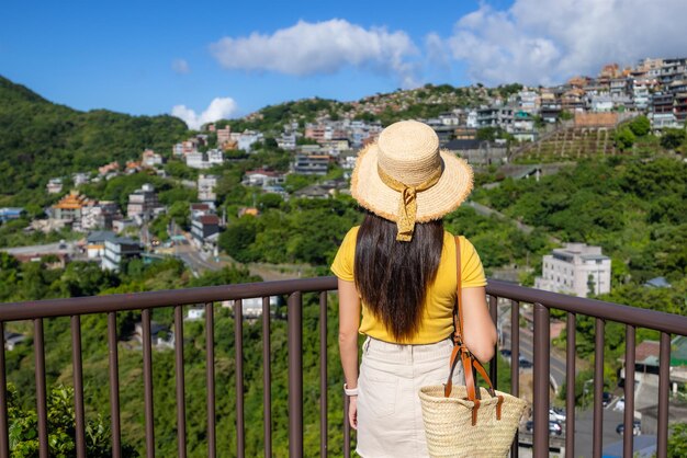 Photo une femme de voyage visite le village de jiufen sur la montagne à taïwan