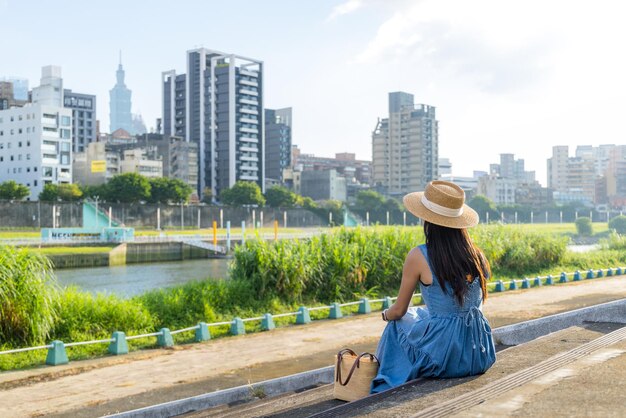 Femme de voyage visite la ville de Taipei