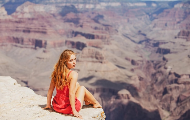 Femme voyageant aux États-Unis sur le grand canyon américain Jeune femme profitant de la vue sur le parc national Concept de voyage et d'aventure