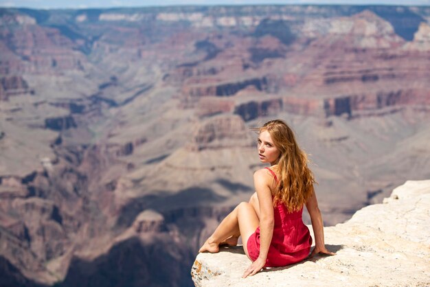 Femme voyageant aux États-Unis sur le grand canyon américain Jeune femme profitant de la vue sur le parc national Concept de voyage et d'aventure