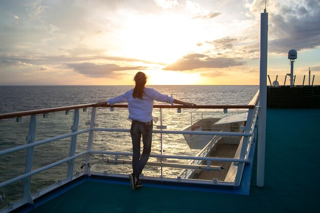 Photo une femme voyageant sur un bateau de croisière