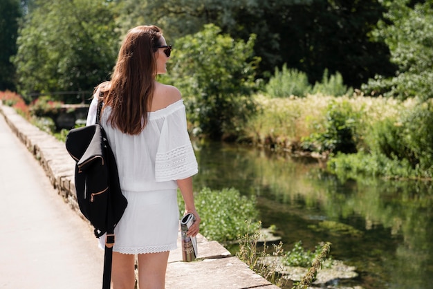 Femme voyageant dans une jolie robe blanche