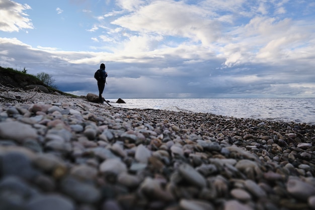 Femme voyageant le long du rivage