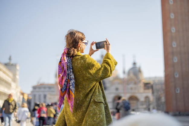 Femme voyageant des monuments célèbres à venise