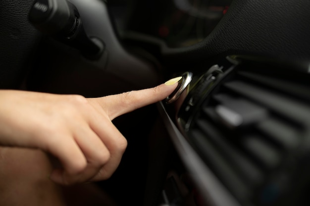 Photo femme voyageant avec sa voiture